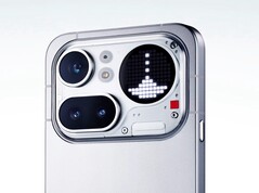 Le Nothing Phone (4a) Pro a un dos en aluminium.