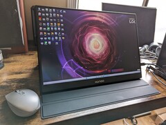 Le moniteur externe Hongo 16.1 offre une résolution sRGB complète de 2560 x 1600, un taux de rafraîchissement de 120 Hz, FreeSync et des temps de réponse rapides pour seulement 160 dollars américains