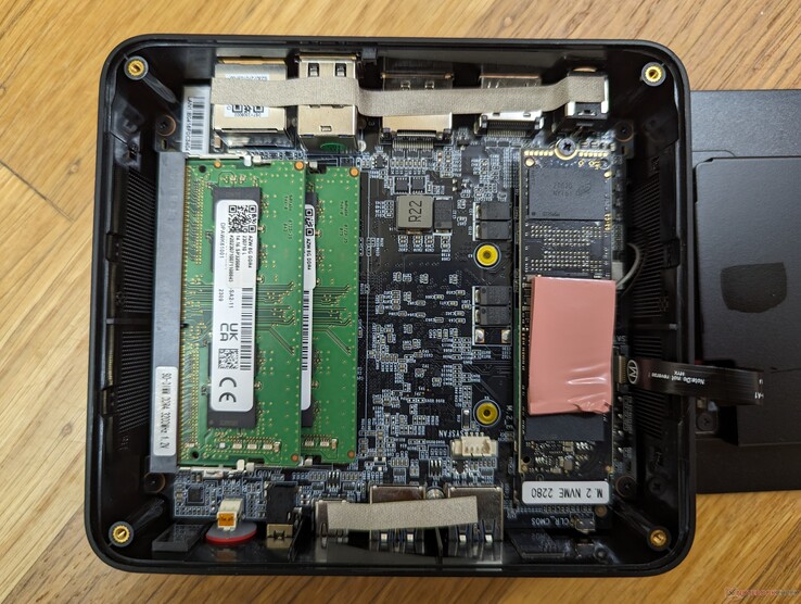 Accès facile à 2 emplacements SODIMM, 1 emplacement M.2 2280 SSD, 1 emplacement SATA 2,5 pouces et au module M.2 WLAN