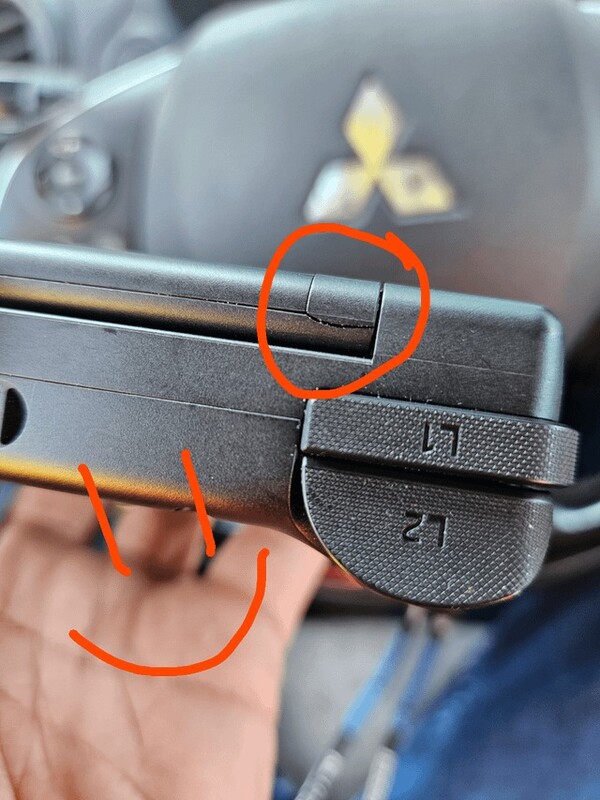Un Retroid Pocket Flip 2 dont la charnière est fissurée. (Source de l'image : Reddit/sch_linear)