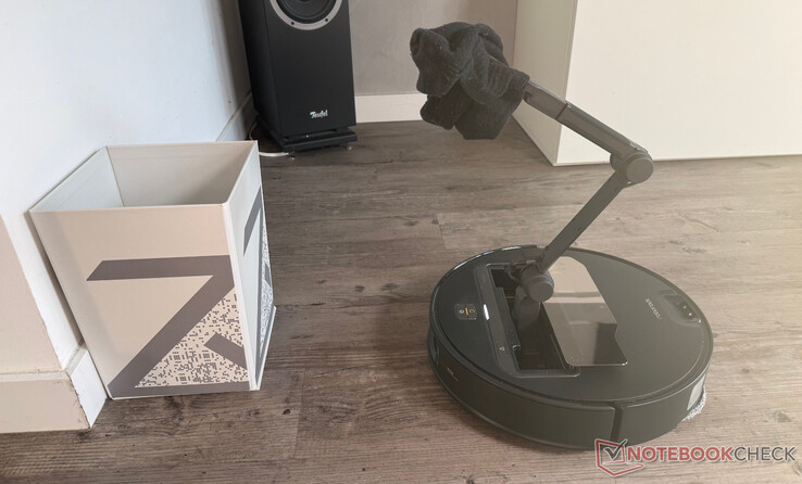 Le bras robotisé OmniGrip en action pour nettoyer une chaussette