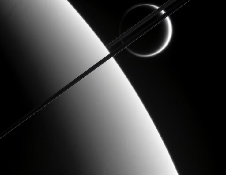 Image montrant Titan et les anneaux de Saturne.