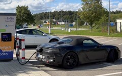La future Boxster EV de Porsche présente un emplacement de port de charge particulier qui pourrait s'avérer très pratique. (Source de l'image : @Strombock sur Twitter - édité)