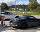 La future Boxster EV de Porsche présente un emplacement de port de charge particulier qui pourrait s'avérer très pratique. (Source de l'image : @Strombock sur Twitter - édité)