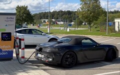 La future Boxster EV de Porsche présente un emplacement de port de charge particulier qui pourrait s&#039;avérer très pratique. (Source de l&#039;image : @Strombock sur Twitter - édité)