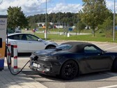 La future Boxster EV de Porsche présente un emplacement de port de charge particulier qui pourrait s'avérer très pratique. (Source de l'image : @Strombock sur Twitter - édité)