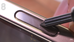 Applela caméra de contrôle de la société Camera Control fait face à quelques pics de Mohs. (Source de l'image : JerryRigEverything)