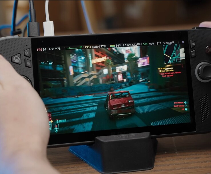 ASUS ROG Ally X exécutant Cyberpunk 2077, affichant à l'écran les mesures de performance du jeu comme le FPS, l'utilisation du CPU et du GPU. (Source de l'image : Dawid Does Tech Stuff)