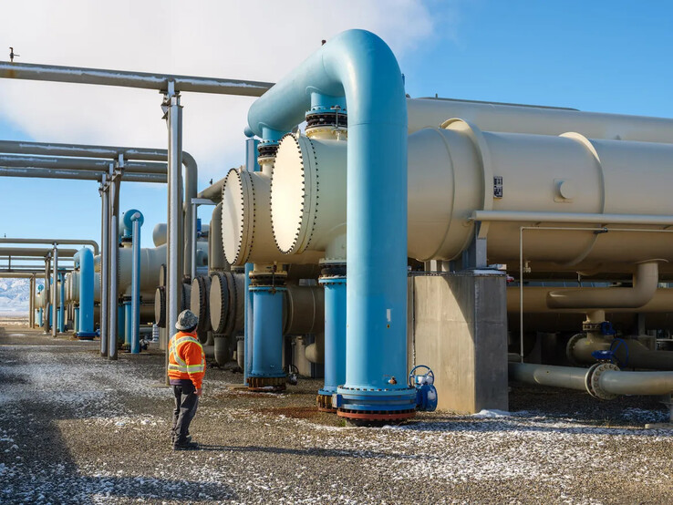 Un ouvrier inspecte les tuyaux sur le chantier du projet Red (image : Fervo)