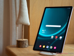 La Galaxy Tab S10 FE devrait offrir des performances processeur et GPU nettement supérieures à celles de la Galaxy Tab S9 FE, illustrée. (Source de l'image : Notebookcheck)