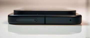 Haut : plateau Nano SIM, microphone