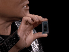 Jensen Huang brandissant le Nvidia GB10 lors du CES 2025. (Source de l'image : Hardware Luxx)