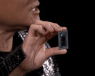 Jensen Huang brandissant le Nvidia GB10 lors du CES 2025. (Source de l'image : Hardware Luxx)