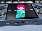 Le RGB30 combine un écran de 4 pouces et un chipset Rockchip RK3566 (Source de l'image : Powkiddy)