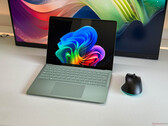 Le Snapdragon X2 Plus est bien plus rapide - Test du Microsoft Surface Laptop 13,8 2026