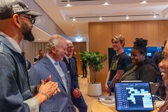 Tim Cook avec le roi Charles III au siège d’Apple à Battersea Power Station