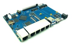 Le Banana Pi BPI-R2 Pro est doté de cinq ports RJ45 avec un support 4G/5G en option. (Image source : BPI)