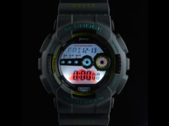 La montre Casio G-Shock x Suzuki GD-100 est dotée d'un rétroéclairage personnalisé avec l'emblème du rhinocéros Jimny. (Source de l'image : Autorimessa)