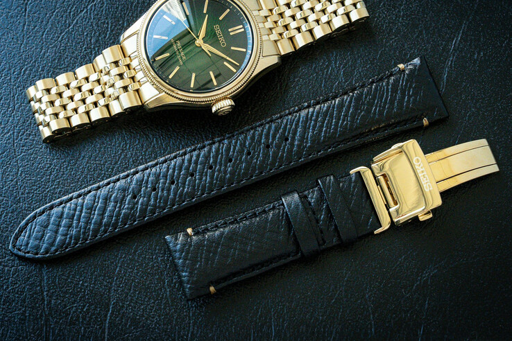 Sous cet angle, la montre Seiko Presage Classic x Tradman's Bonsai se présente sous un tout autre jour.