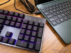 Le Cooler Master K653, lancé au prix de 149 USD, est plus léger et plus petit que la plupart des autres claviers mécaniques de taille normale