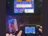 Un microcontrôleur reliant une GBA à une Nintendo Switch 2, permettant ainsi de transférer des Pokémon entre les deux consoles
