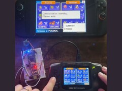 Un microcontrôleur reliant une GBA à une Nintendo Switch 2, permettant ainsi de transférer des Pokémon entre les deux consoles
