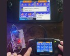 Un microcontrôleur reliant une GBA à une Nintendo Switch 2, permettant ainsi de transférer des Pokémon entre les deux consoles