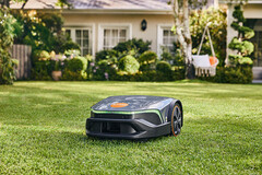 Les nouveaux robots tondeuses STIHL iMOW peuvent couvrir des pelouses jusqu&#039;à 5,000 m² (~53,820 pi²). (Image source : STIHL)