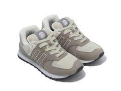 La chaussure 1 est une réplique réelle de l'emoji chaussure Apple. (Source de l'image : Jose Wong)