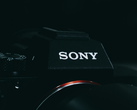Gros plan du logo Sony sur un appareil photo.