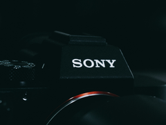 Gros plan du logo Sony sur un appareil photo.