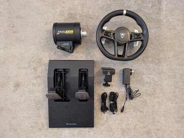 Empattement VelocityOne Race KD3, volant, pédales, pince de bureau, adaptateur électrique et câbles.