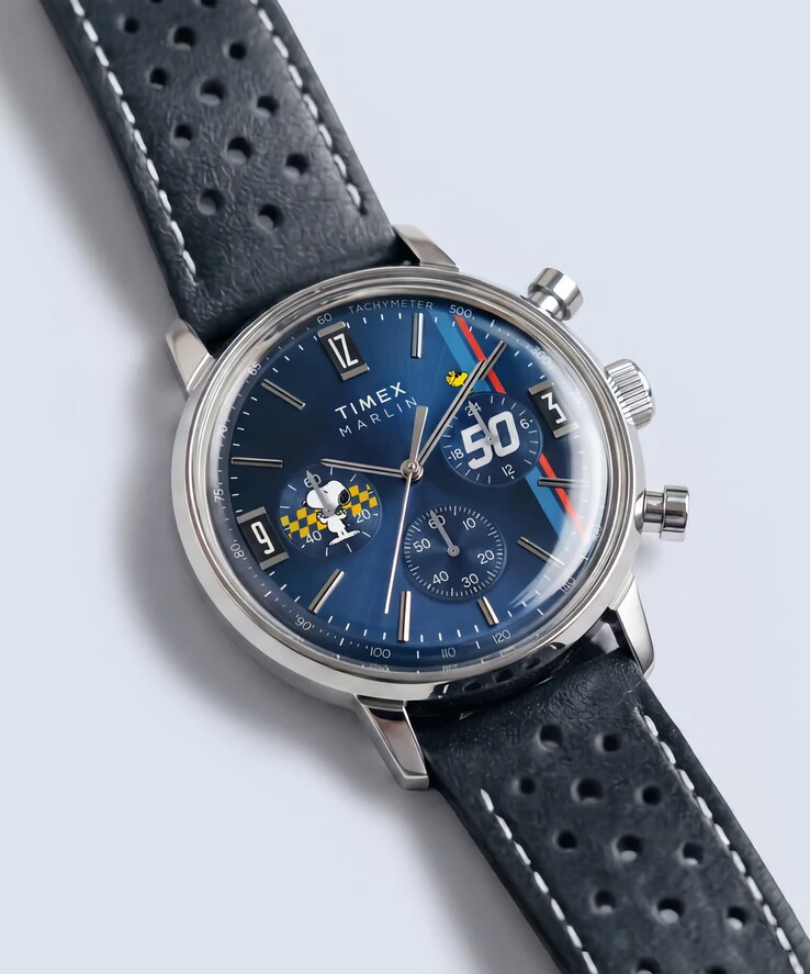 Chronographe Timex Peanuts x Marlin présenté sous un angle, avec son boîtier en acier inoxydable poli, son cadran bleu à effet soleil et son bracelet en cuir bleu perforé.