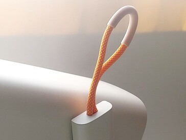 Le Yaber T1 Pro est doté d'une sangle recouverte de silicone pour faciliter son transport. (Source de l'image : Notebookcheck)