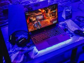 Un ordinateur portable de jeu installé sous un éclairage bleu à une station de démonstration, faisant tourner un jeu (Source d'image : Pexels / Bertellifotografia)