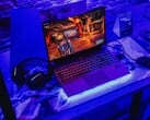 Un ordinateur portable de jeu installé sous un éclairage bleu à une station de démonstration, faisant tourner un jeu (Source d'image : Pexels / Bertellifotografia)
