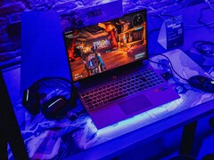 Un ordinateur portable de jeu installé sous un éclairage bleu à une station de démonstration, faisant tourner un jeu (Source d'image : Pexels / Bertellifotografia)