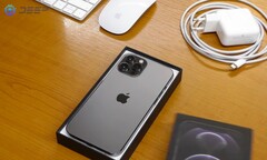 Un iPhone 12 Pro Max doté d&#039;un port USB Type-C s&#039;arrache à un prix considérablement plus élevé que le Apple facturé pour le modèle original. (Image source : DEEP s.r.o)