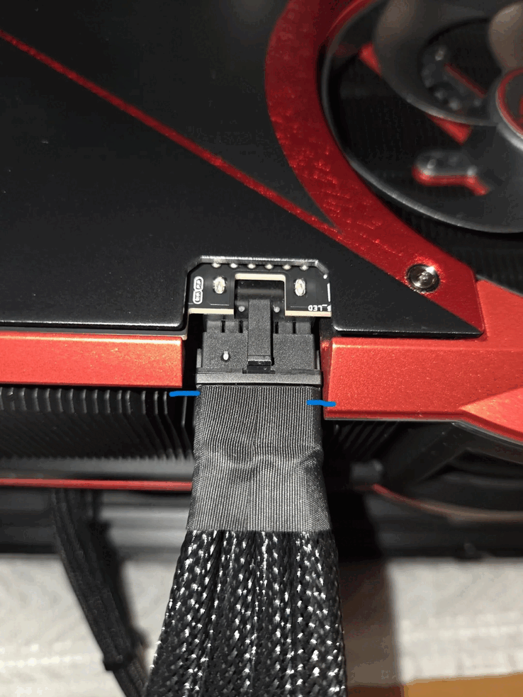 Regardez de plus près le défaut de conception qui empêche le connecteur 12VHPWR de s'adapter parfaitement au GPU RTX 5090 d'ASUS (source d'image : r/ASUS)