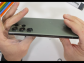 Le S23 Ultra subit un test de pliage. (Source : JerryRigEverything via YouTube) 