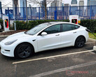 Tesla Model 3 à une station Supercharger. (Source de l'image : Notebookcheck)