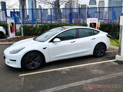 Tesla Model 3 à une station Supercharger. (Source de l&#039;image : Notebookcheck)