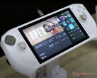Zotac a de nouveau présenté sa console de jeu Zone de deuxième génération dans une finition blanche et dorée. (Source de l'image : Notebookcheck)