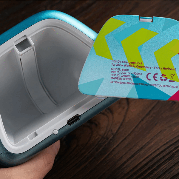 La station d'accueil 8BitDo est dotée d'un compartiment de rangement pour les petits accessoires tels que la manette Xbox.