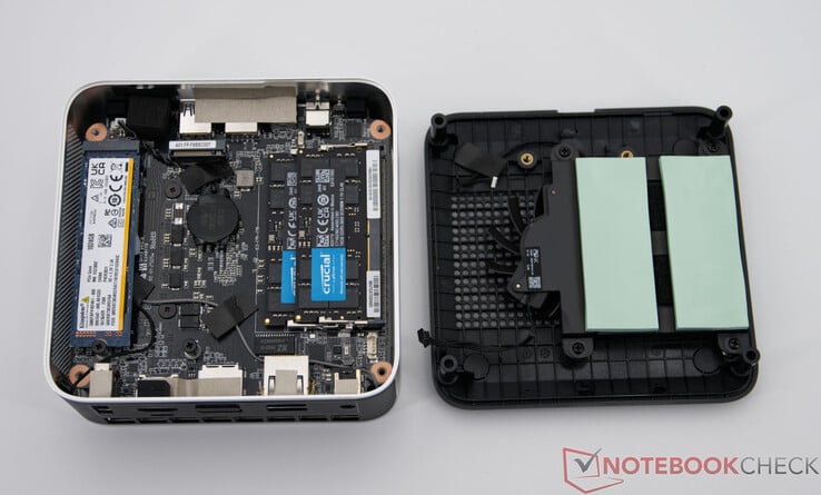 Minisforum AI X1 avec dessous ouvert