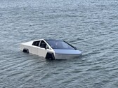 Un Tesla Cybertruck a dû être repêché dans le lac Grapevine, au Texas, après l'échec d'un test en mode Wade.