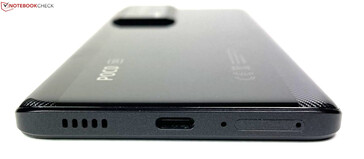 Fußseite : Prise de courant, USB-C 2.0, microphones, carte SIM