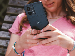 Image promotionnelle du smartphone Fusion de HMD montrant le téléphone dans les mains d'une femme avec un gros plan sur le logo HMD à l'arrière. (Source de l'image : HMD)