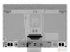 Une radiographie du nouvel iMac, fournie par iFixit, montre deux plaques de métal massives et des composants internes minuscules. (Image via iFixit)