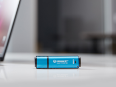 La clé USB cryptée Kingston IronKey Vault Privacy 50 est dotée d'une protection contre les attaques de BadUSB. (Image source : Kingston)